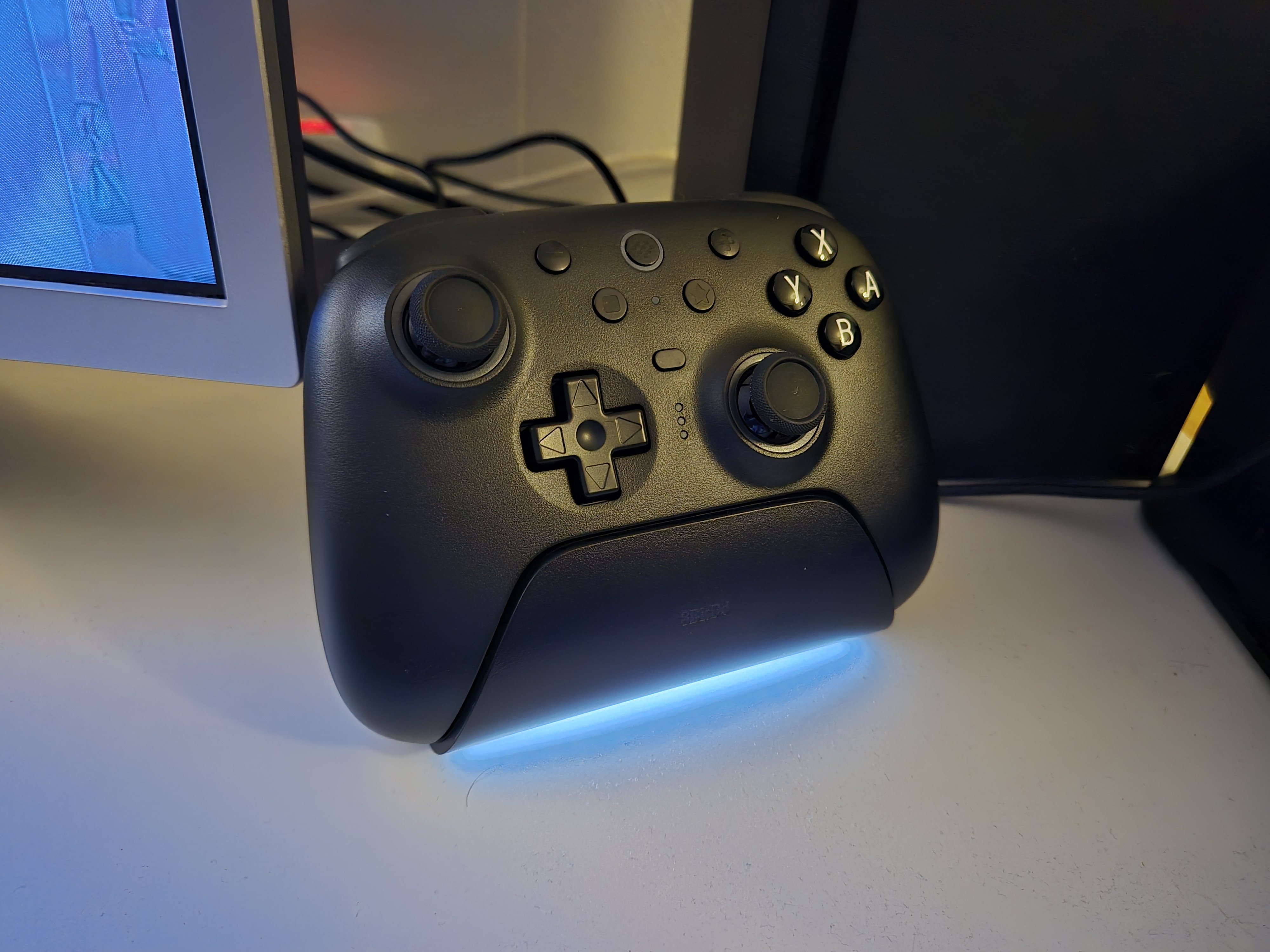 8BitDo Ultimate 2 Bluetooth Controller – telakassa ja valojen kera