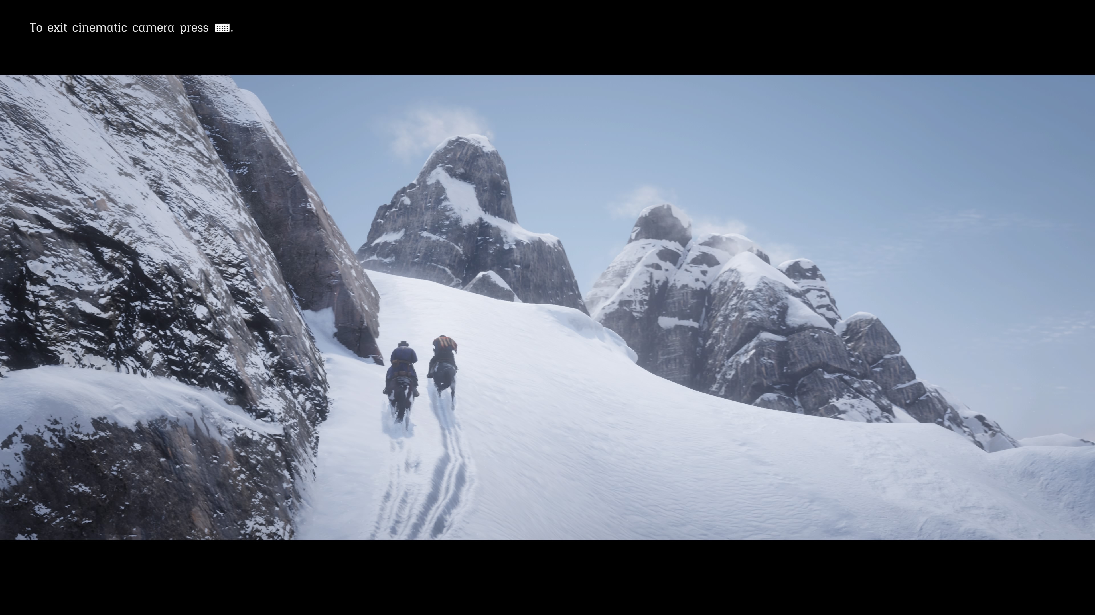 Red Dead Redemption 2 - Kaksi ratsastajaa lumisella vuorenrinteellä