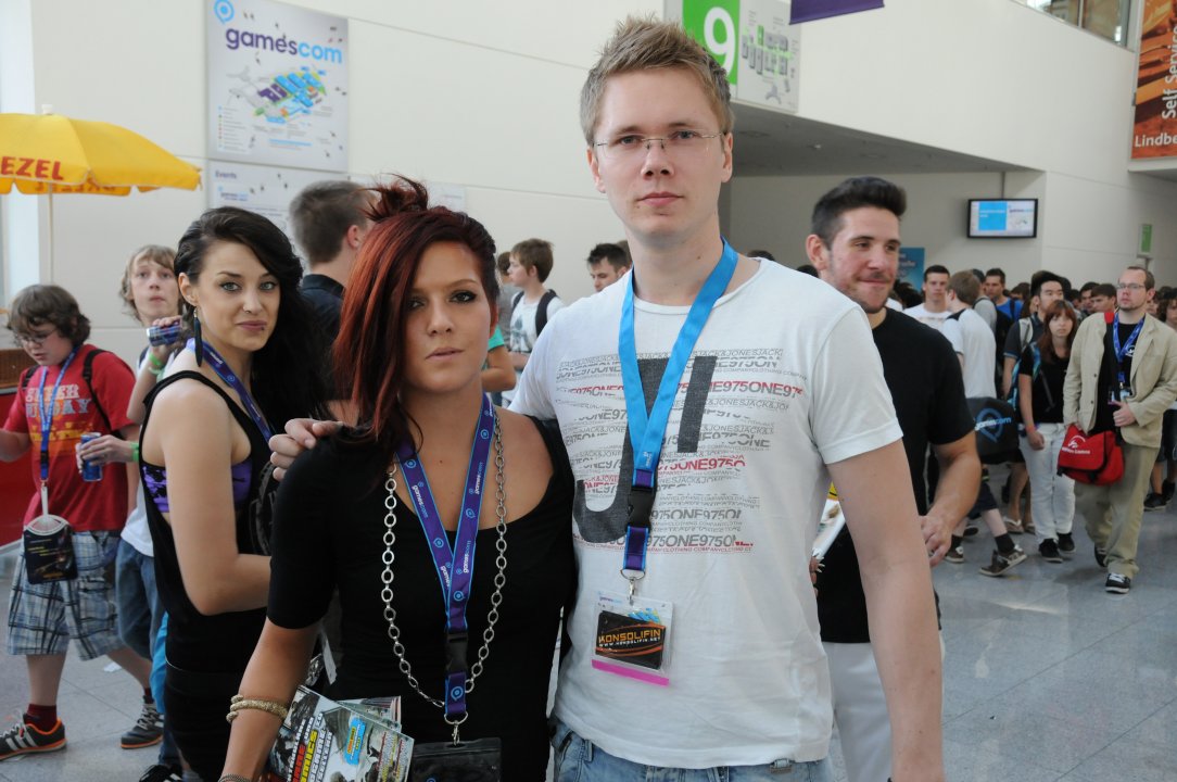 Gamescom: Kuvasatoa seksikkäimmistä messutytöistä