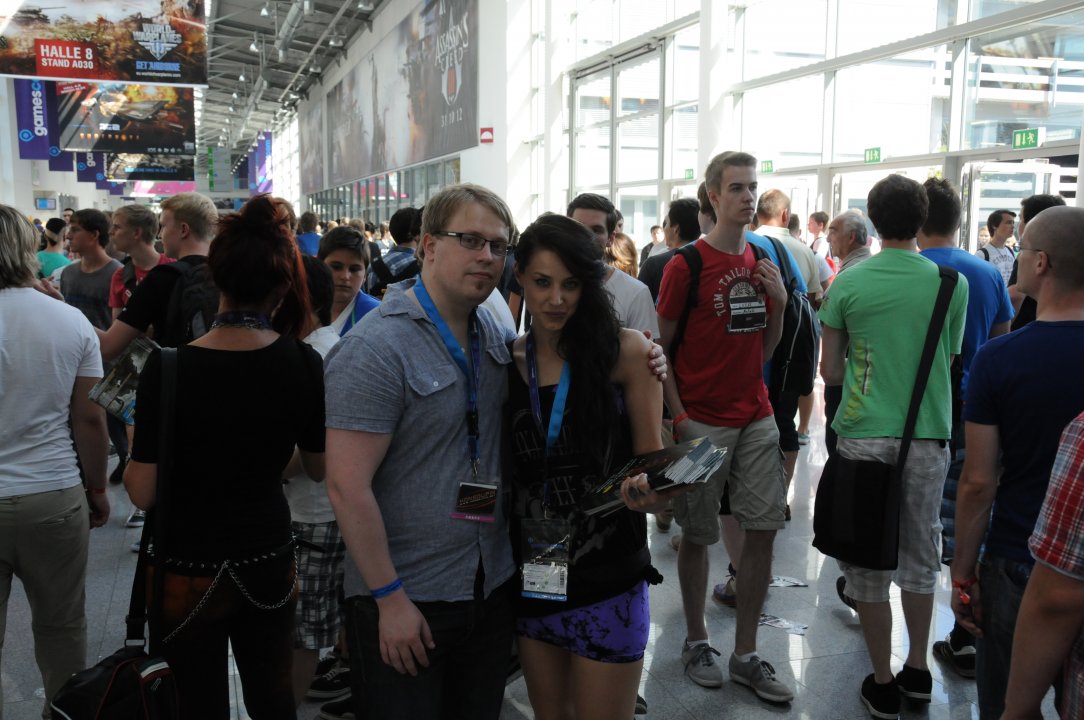 Gamescom: Kuvasatoa seksikkäimmistä messutytöistä