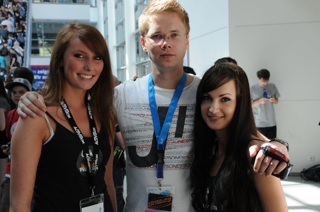 Gamescom: Kuvasatoa seksikkäimmistä messutytöistä