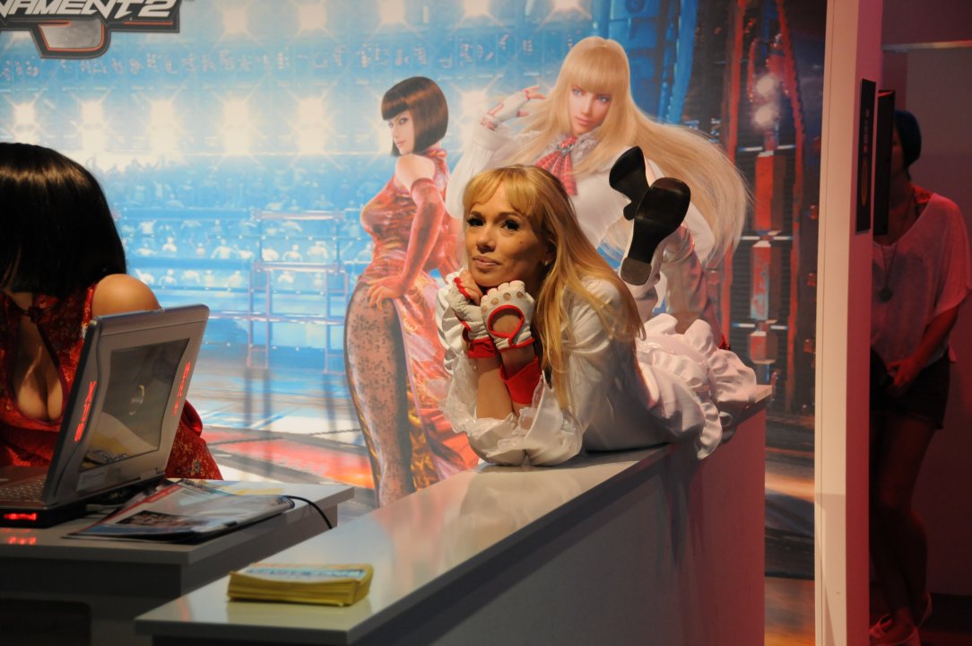 Gamescom: Kuvasatoa seksikkäimmistä messutytöistä