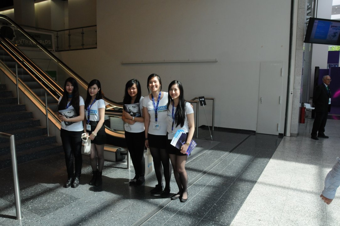 Gamescom: Kuvasatoa seksikkäimmistä messutytöistä