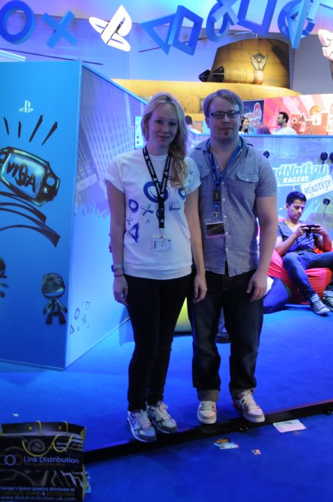 Gamescom: Kuvasatoa seksikkäimmistä messutytöistä