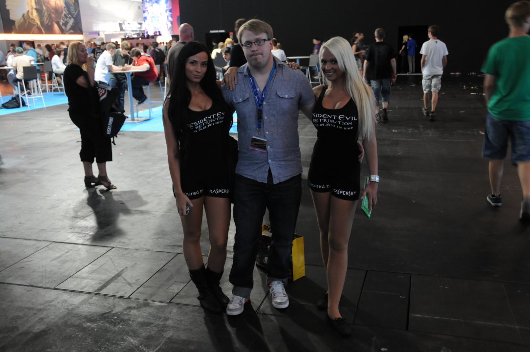 Gamescom: Kuvasatoa seksikkäimmistä messutytöistä