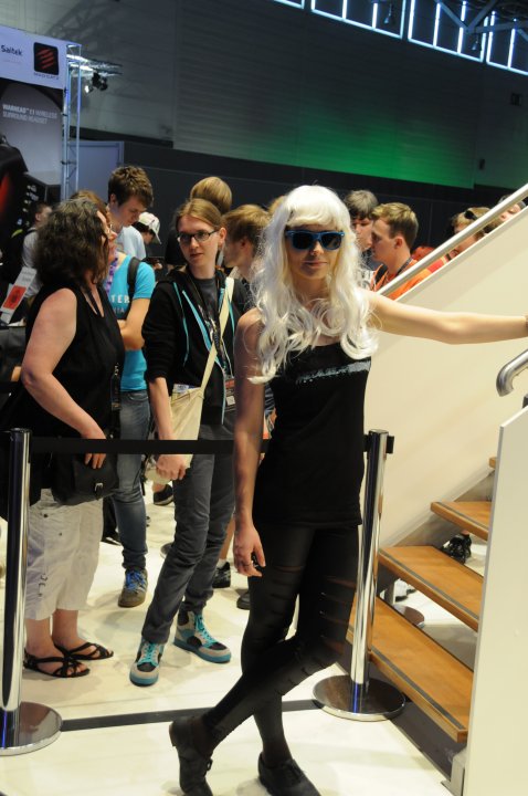 Gamescom: Kuvasatoa seksikkäimmistä messutytöistä